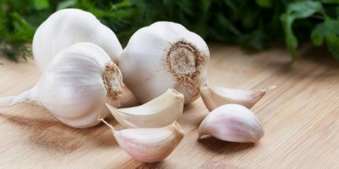 Čišćenje i čuvanje belog luka kod kuće