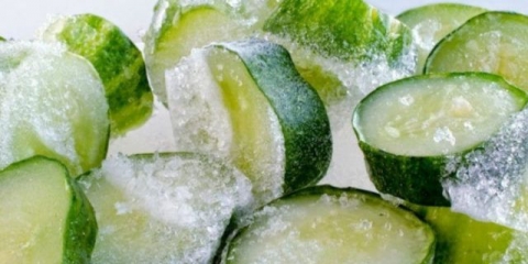 Zamrzavanje svježih i kiselih krastavaca za zimu u zamrzivaču: recenzije, video zapisi, recepti