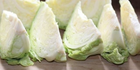Posoljeni komadići kupusa