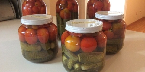 Sortirani kiseli krastavci i paradajz