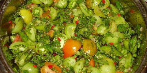 Zeleni paradajz sa hrenom i belim lukom: recept za zimnicu